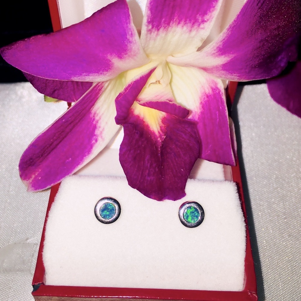 18k 750 White Gold Lightning Ridge Australian Opal bezel set studs